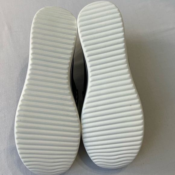 Slip-on Loafer ladies black shoes, size 7 - Picture 4 of 5